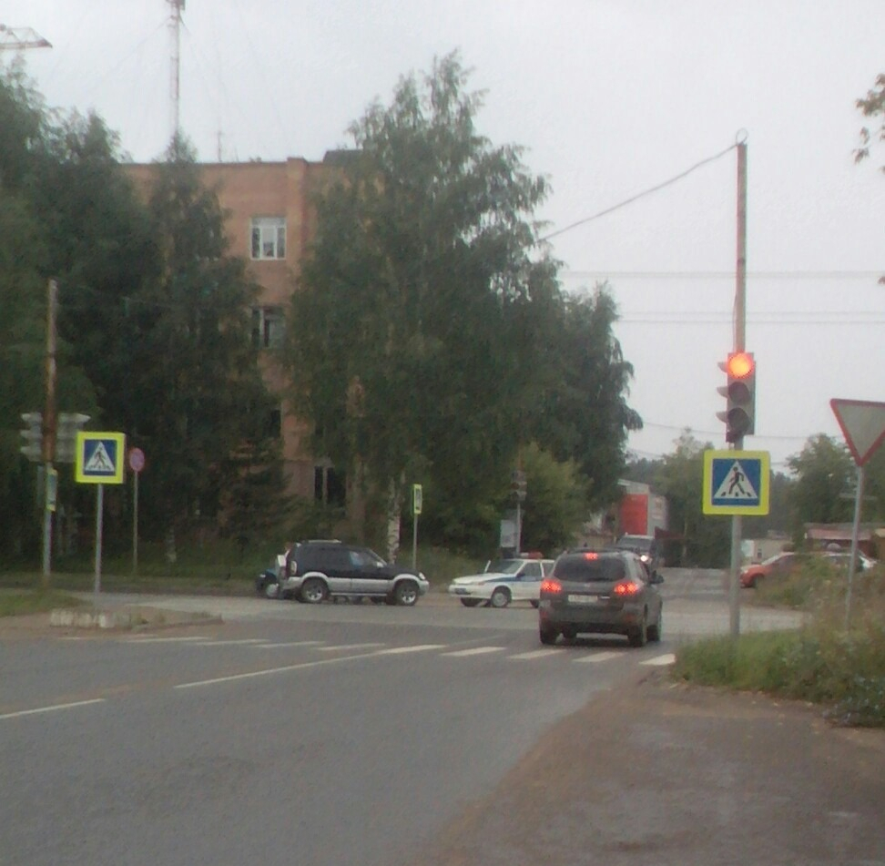 В Чепецке на «проклятом перекрестке» на глазах сотрудников ДПС произошла авария