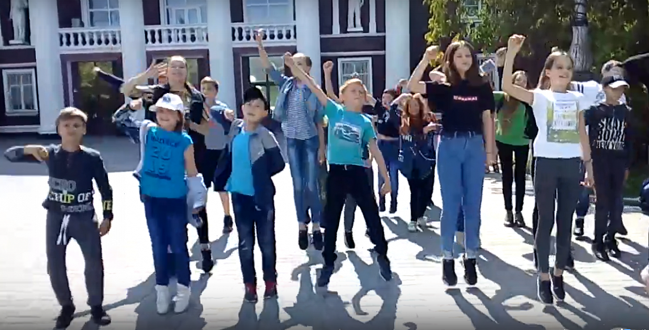 Видео: в Кирово-Чепецке школьники вернулись из лагеря и устроили флешмоб