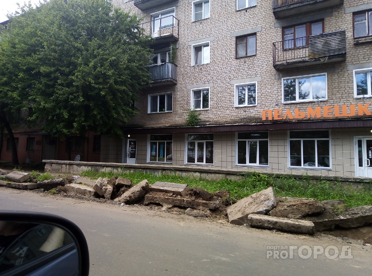 Видео: жители Кирово-Чепецка заметили перевернутые бордюры на городских улицах