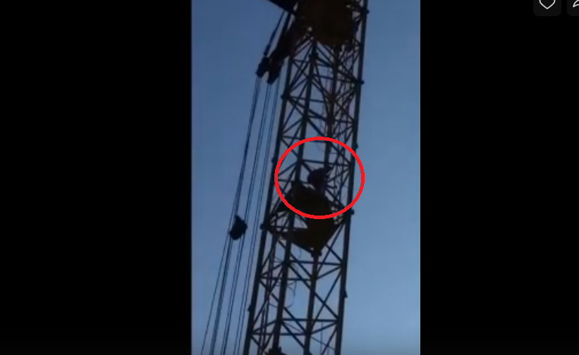 Видео: в Чепецке на заброшенной стройке дети забрались на башенный кран