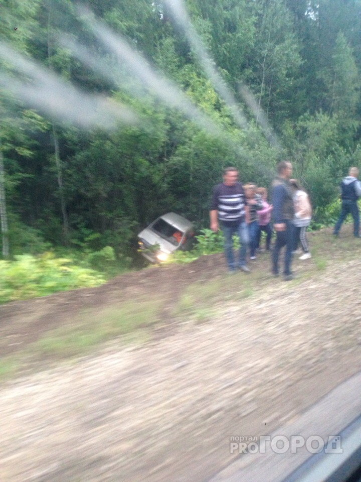 В Кирово-Чепецком районе Renault Logan вылетел в кювет: есть погибшие