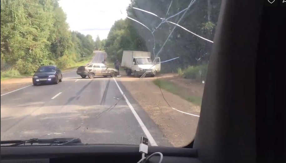 Видео: на трассе в Чепецком районе водитель ГАЗа не пропустил машину такси
