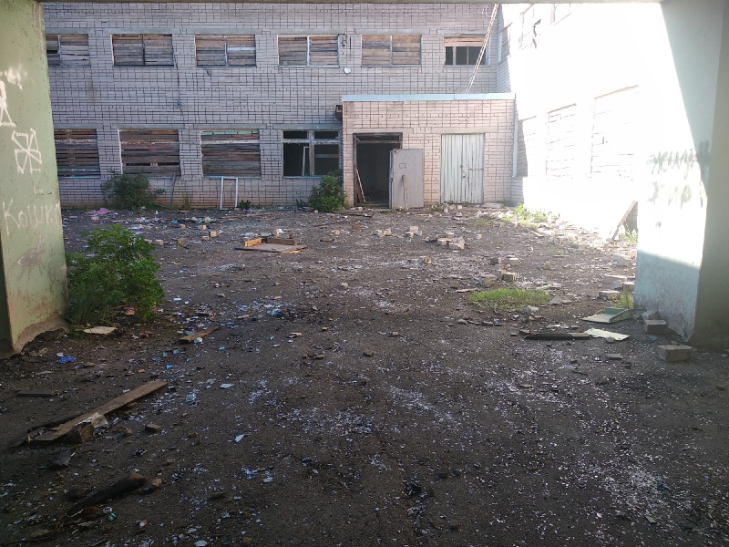 Из заброшенной школы в Чепецком районе вывезли опасные отходы