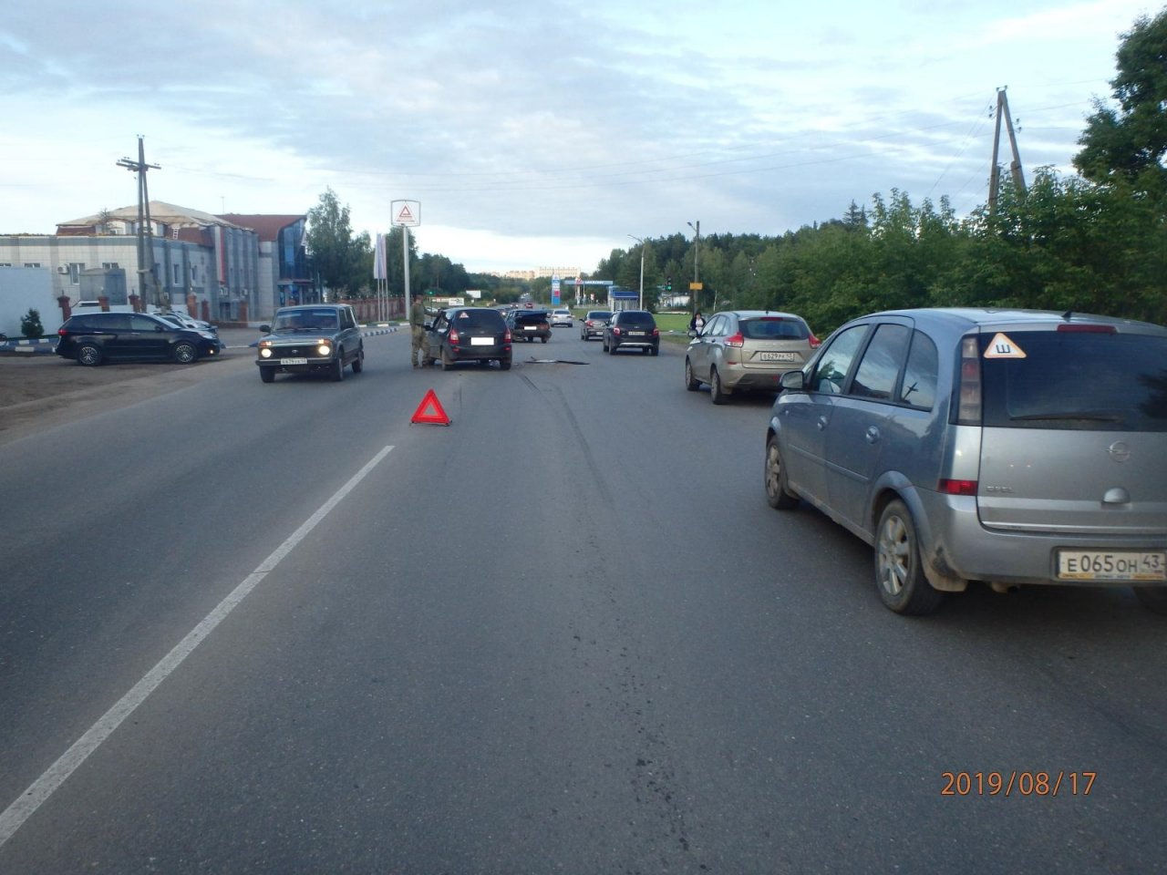 В Чепецке в районе ПМК водитель "Калины" отвлекся и протаранил "девятку"