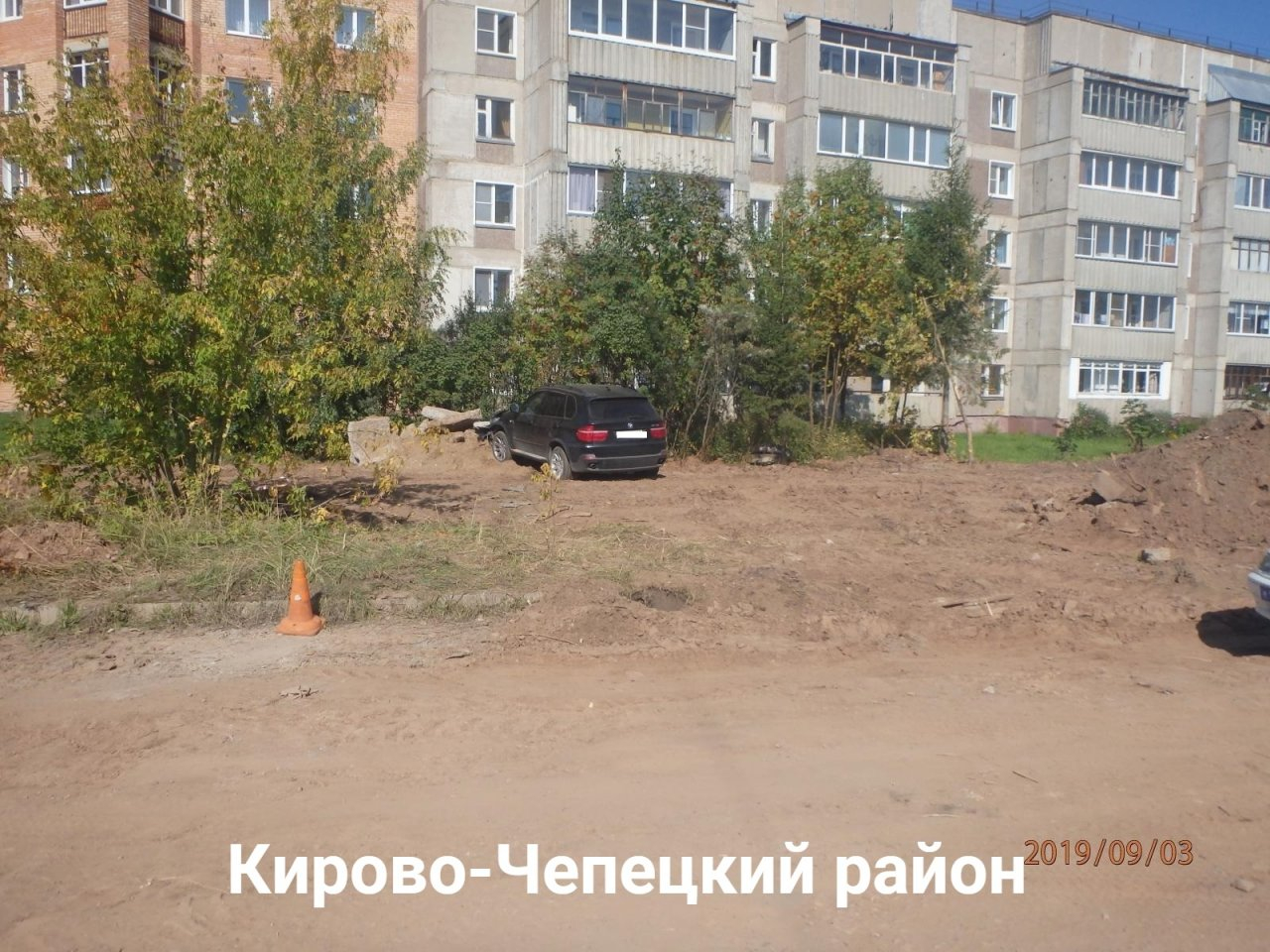 В Кирово-Чепецке пьяная женщина на BMW врезалась в плиты
