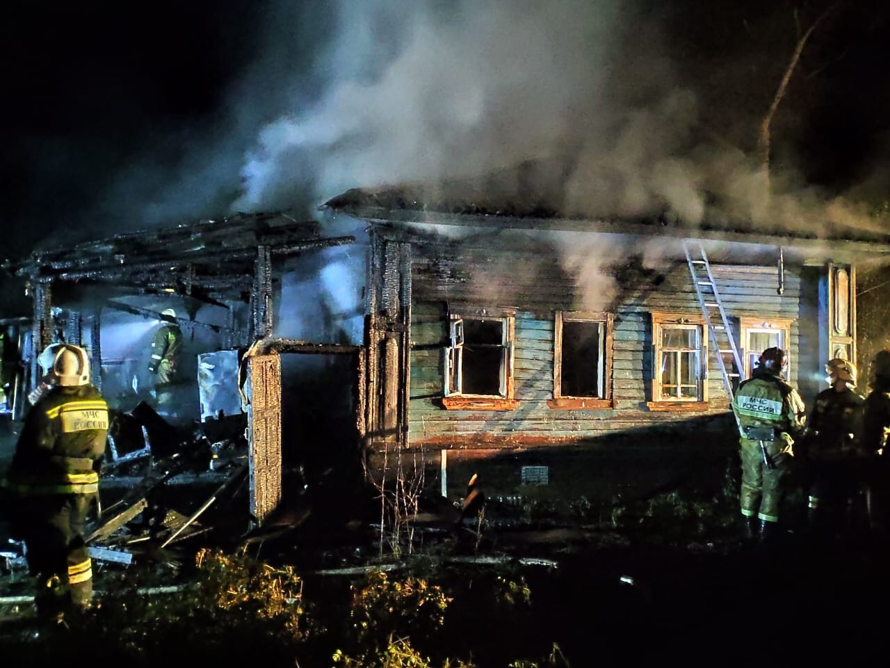 Ночной пожар в Кирово-Чепецке: спасатели не исключают версию поджога