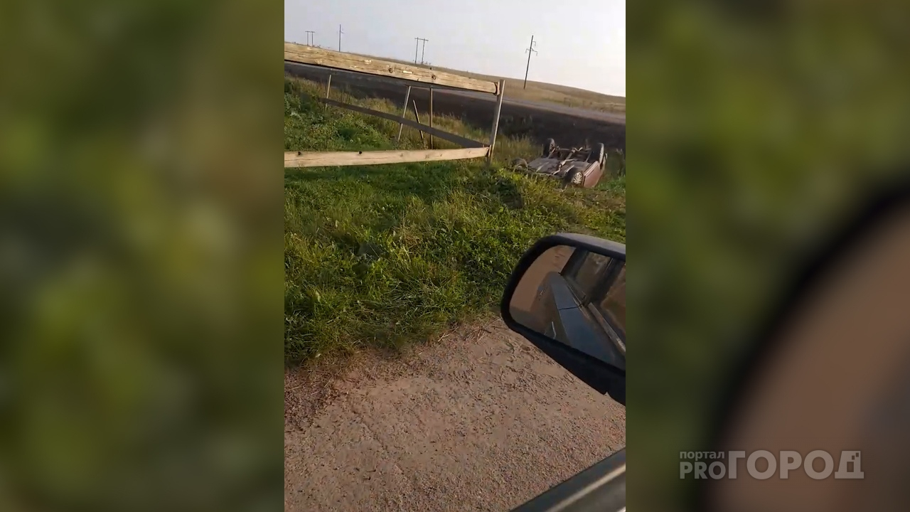 Видео: в Чепецком районе ВАЗ вылетел с дороги в манеж конюшни