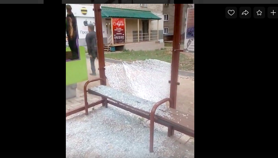 В Кирово-Чепецке во время Дня города разбили стеклянную остановку