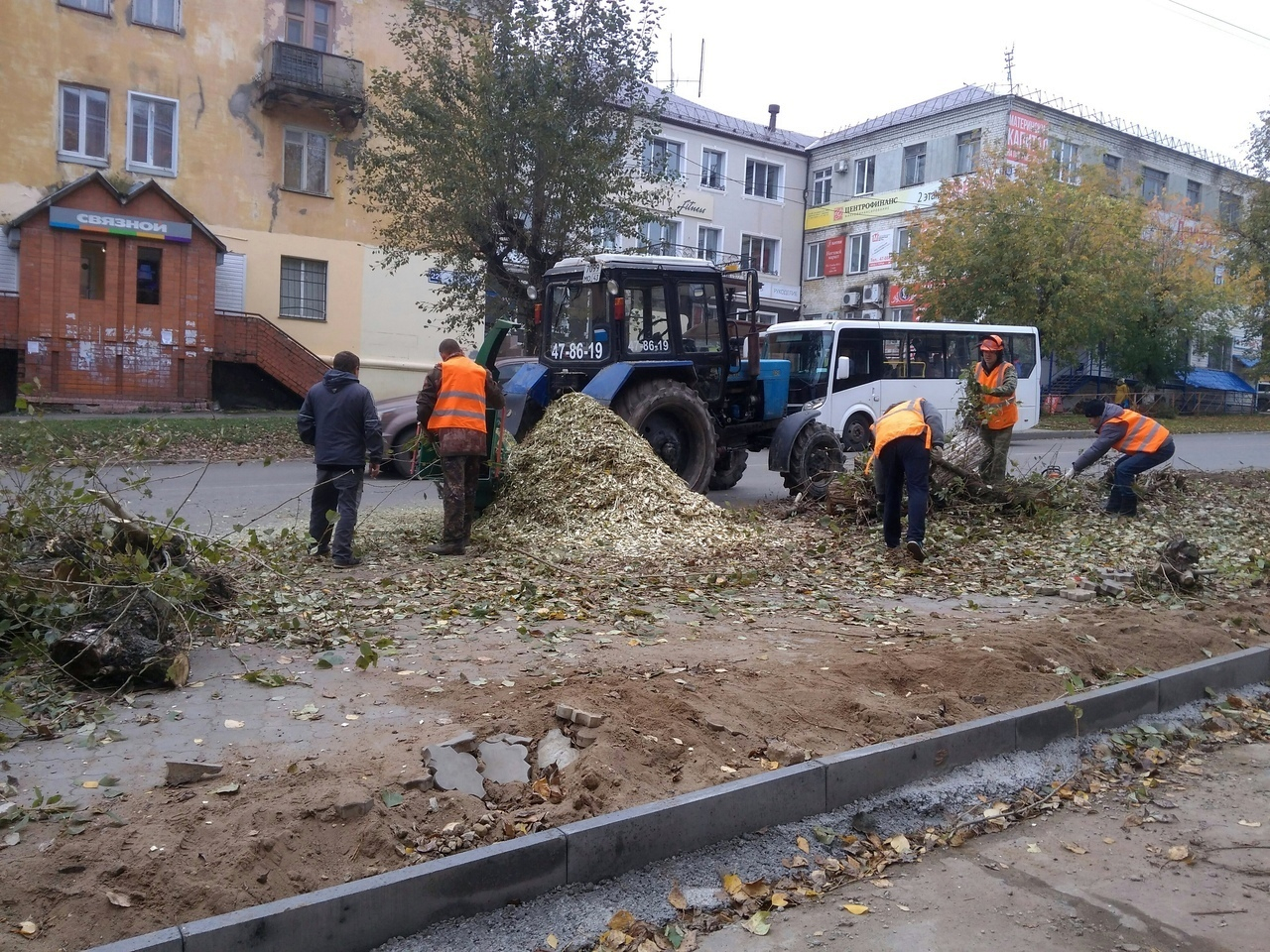 На место рубки аварийных деревьев в Кирово-Чепецке привезли щебень