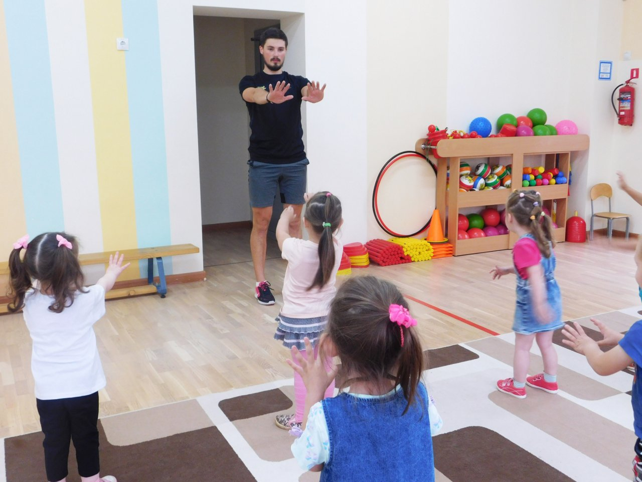 "В коллективе только двое мужчин": инструктор по физкультуре о работе в чепецком детском саду
