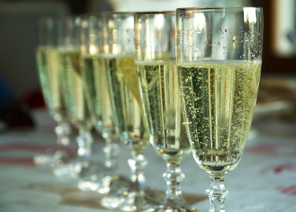 Специалисты прогнозируют снижение цен на шампанское перед Новым годом