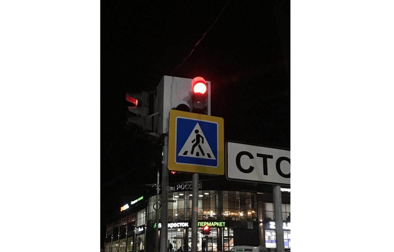 Жители Чепецка жалуются, что дорожный знак закрывает секцию светофора