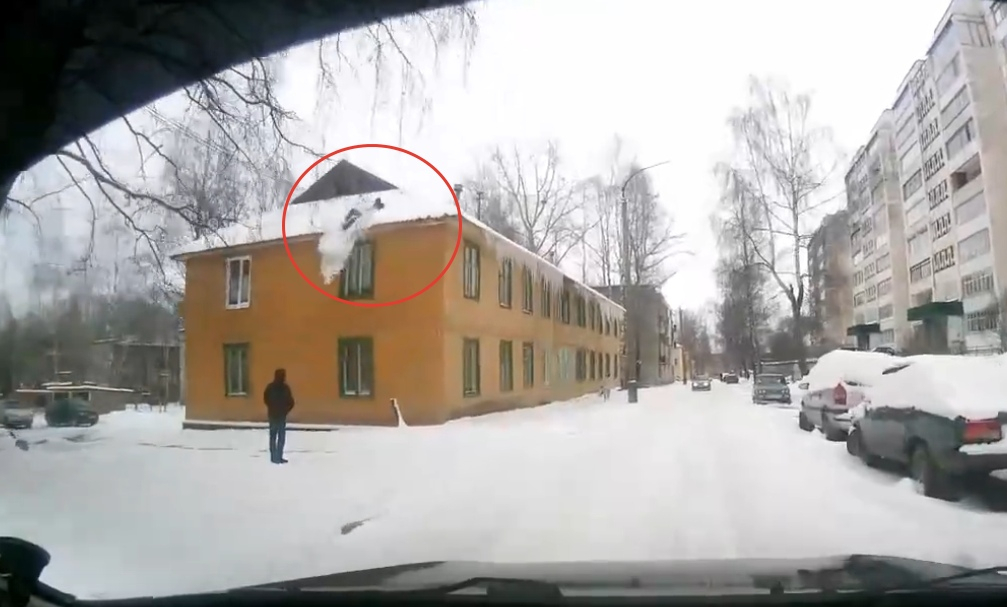 В Кирово-Чепецке рабочий упал с крыши, когда чистил ее от снега