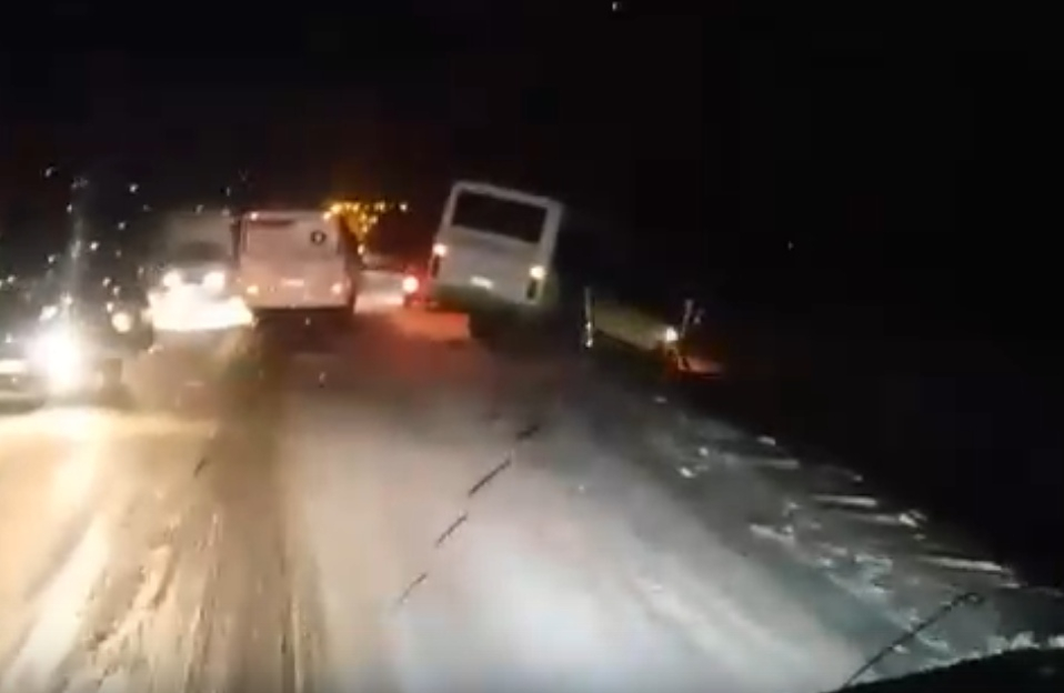 Кирово-чепецкий автобус съехал в кювет на трассе