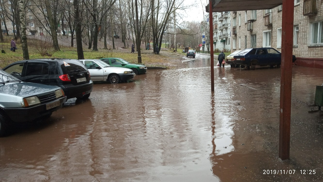 Воды по колено: в Кирово-Чепецке затопило двор