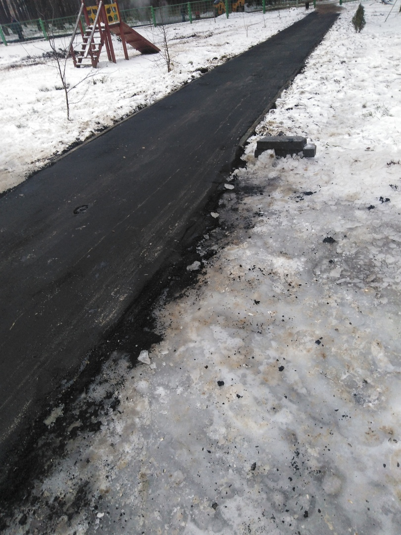 В Кирово-Чепецке асфальтировали тротуары несмотря на снег