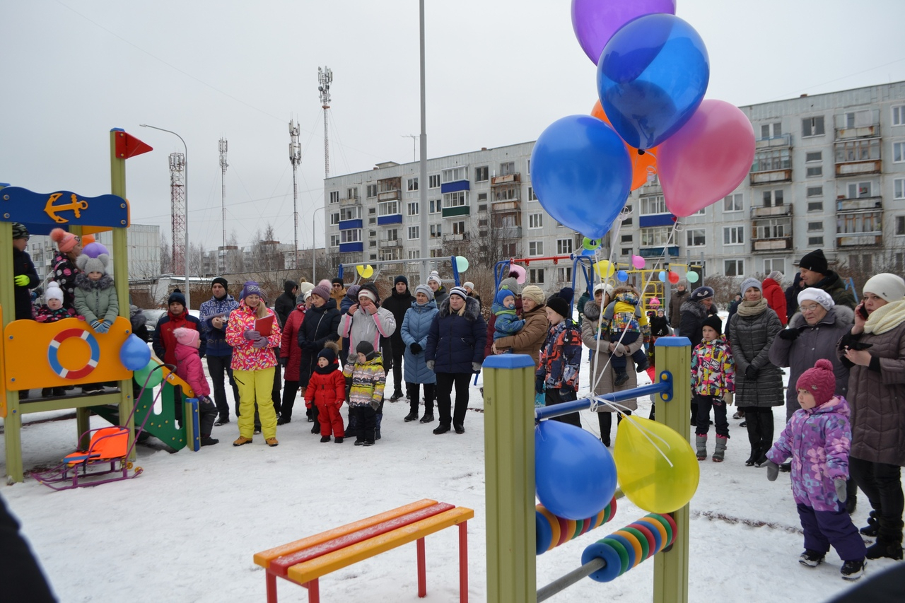 Жители Чепецка помогли построить детскую площадку
