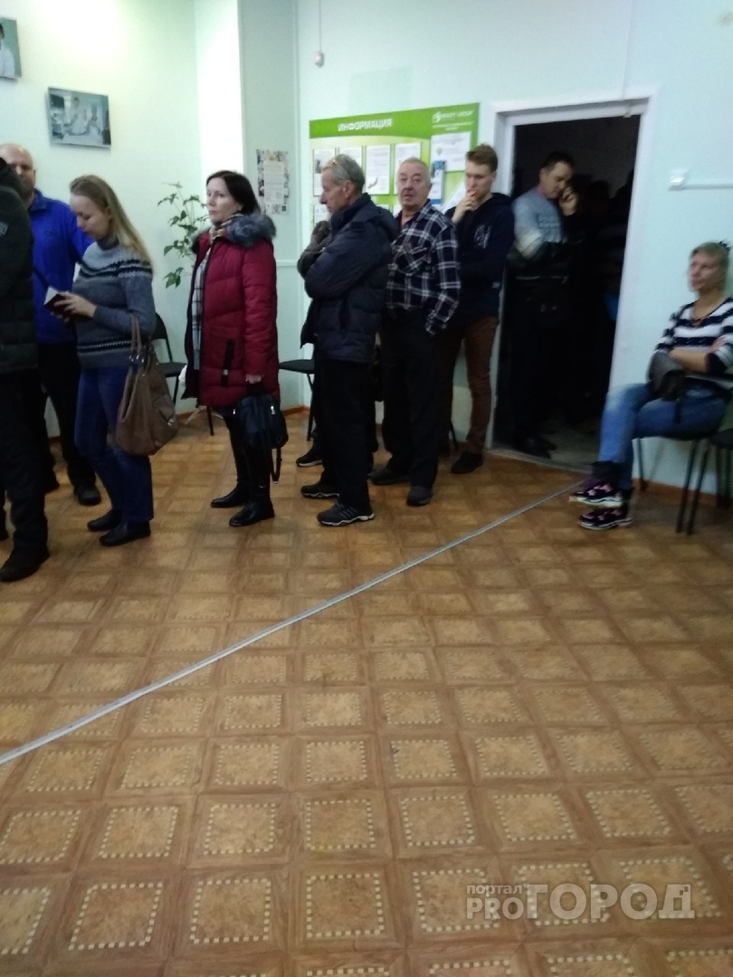В Чепецке в медцентрах выстроились огромные очереди из-за повышения цены справки на права