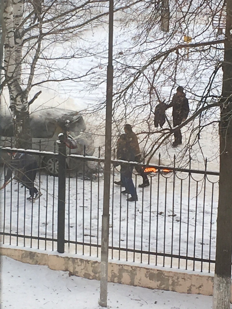 В Чепецке около школы на глазах очевидцев вспыхнула легковушка