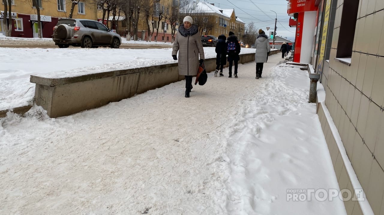 Фоторепортаж: снегопад в первый зимний день укрыл улицы Чепецка