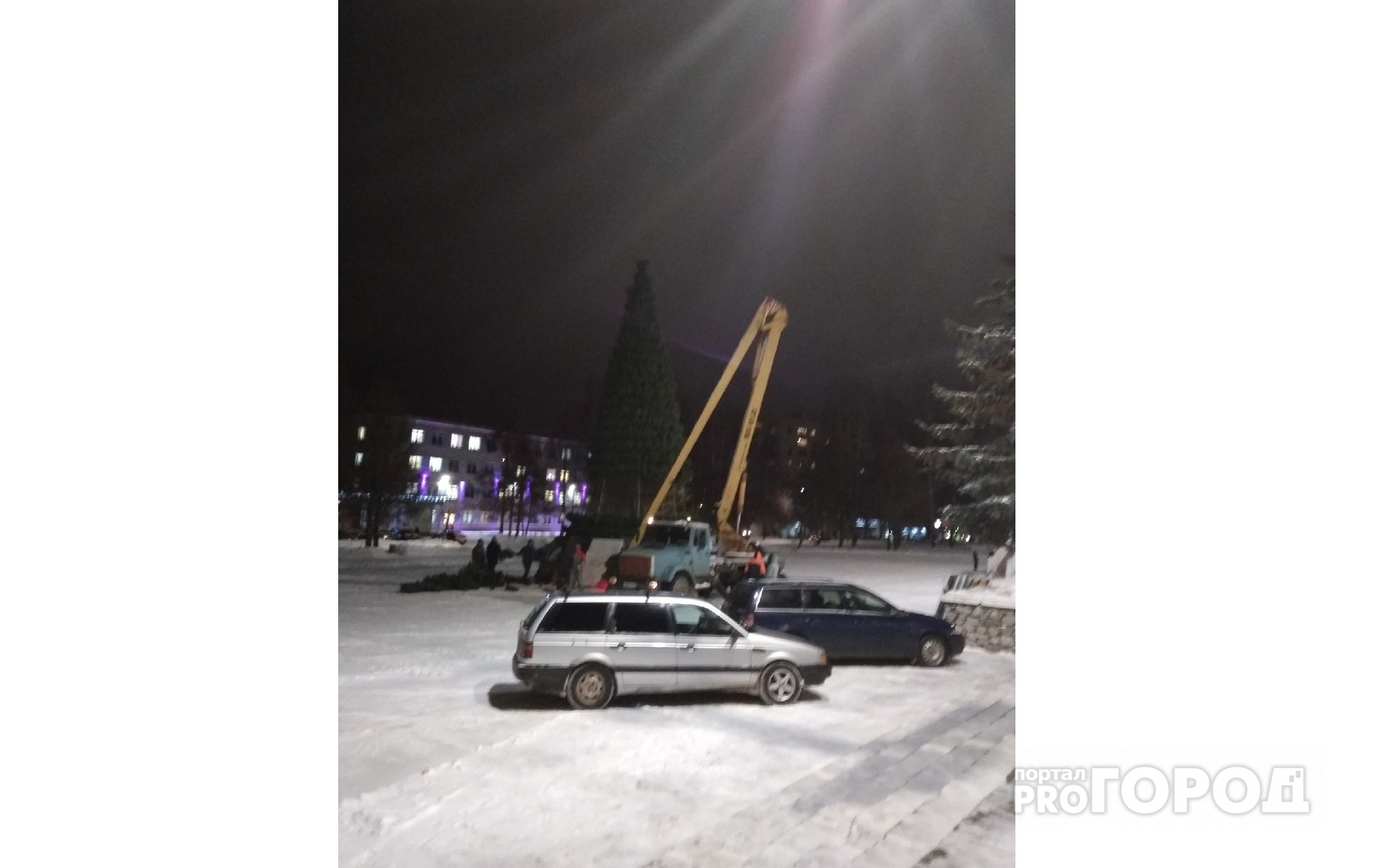 Фото дня: в Чепецке устанавливают главную городскую ель