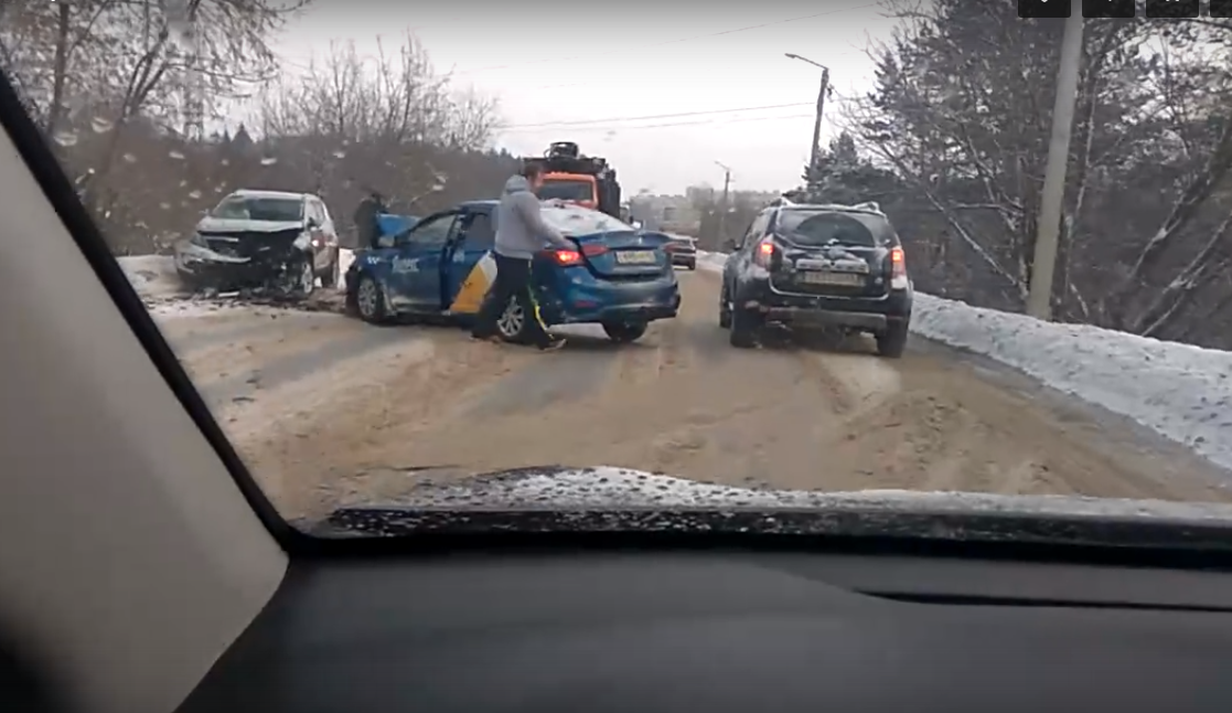 Видео: на въезде в Чепецк из-за ДТП водители стояли в километровой пробке