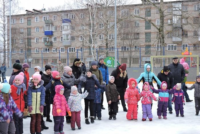 В Кирово-Чепецке открыли новую дворовую хоккейную площадку