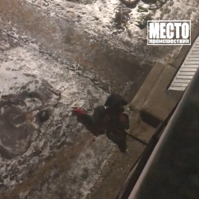 Видео: в Чепецке с третьего этажа выпал мужчина