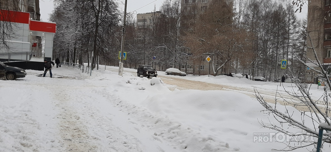 В сильный снегопад на улицы Чепецка вышла только часть техники