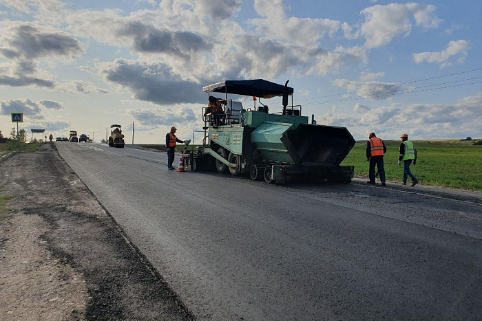 Дороги в Кировской области будут ремонтировать черным щебнем