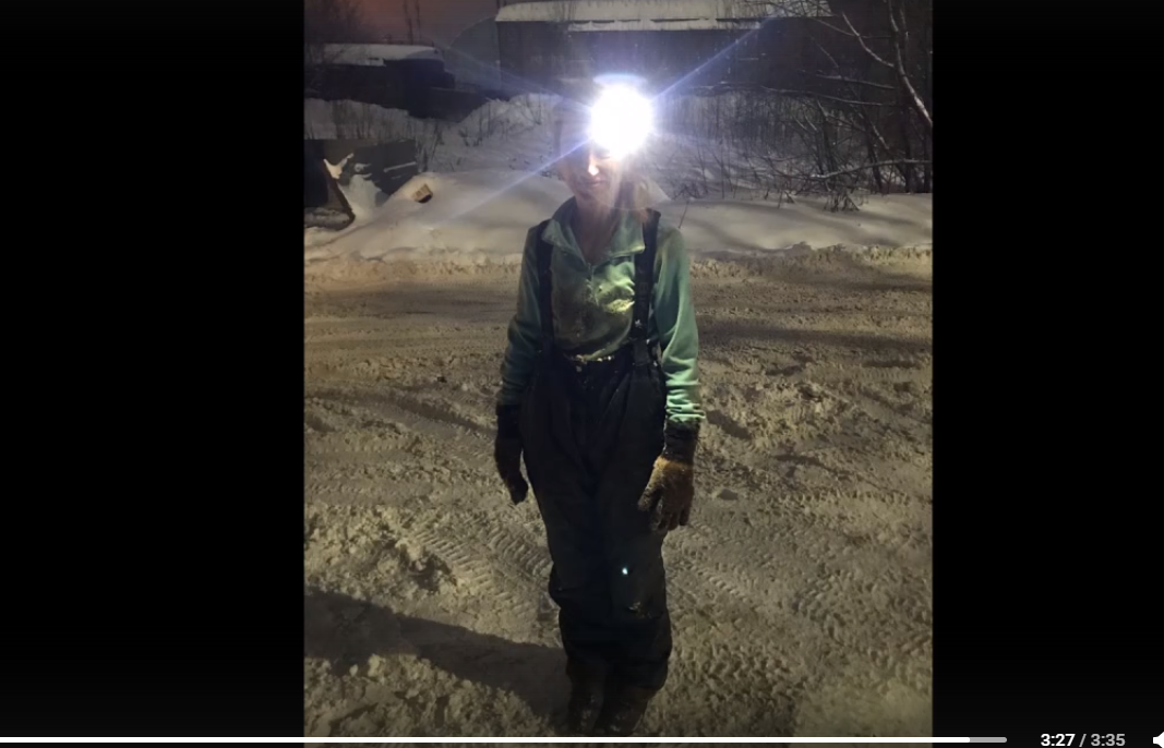 В Чепецке женщина спасла щенков, забравшись под гараж в мороз без верхней одежды