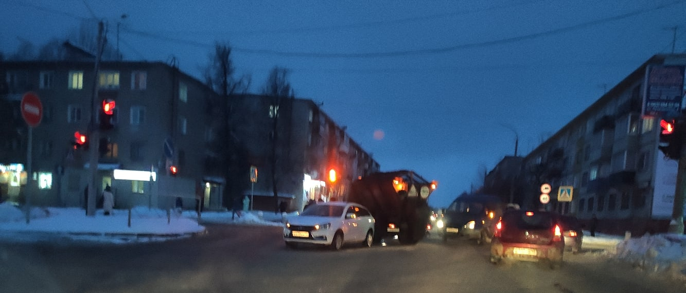 «Перегородил полдороги»: в Боево столкнулись легковушка и машина коммунальщиков