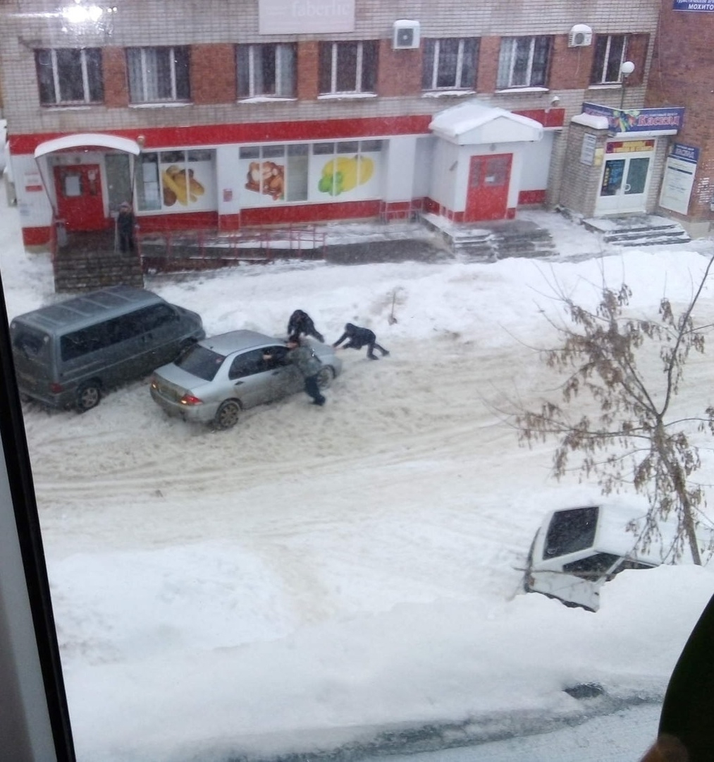 "Коммунальщикам оценка 2!": чепчане жалуются на снежную кашу во дворах и тротуарах