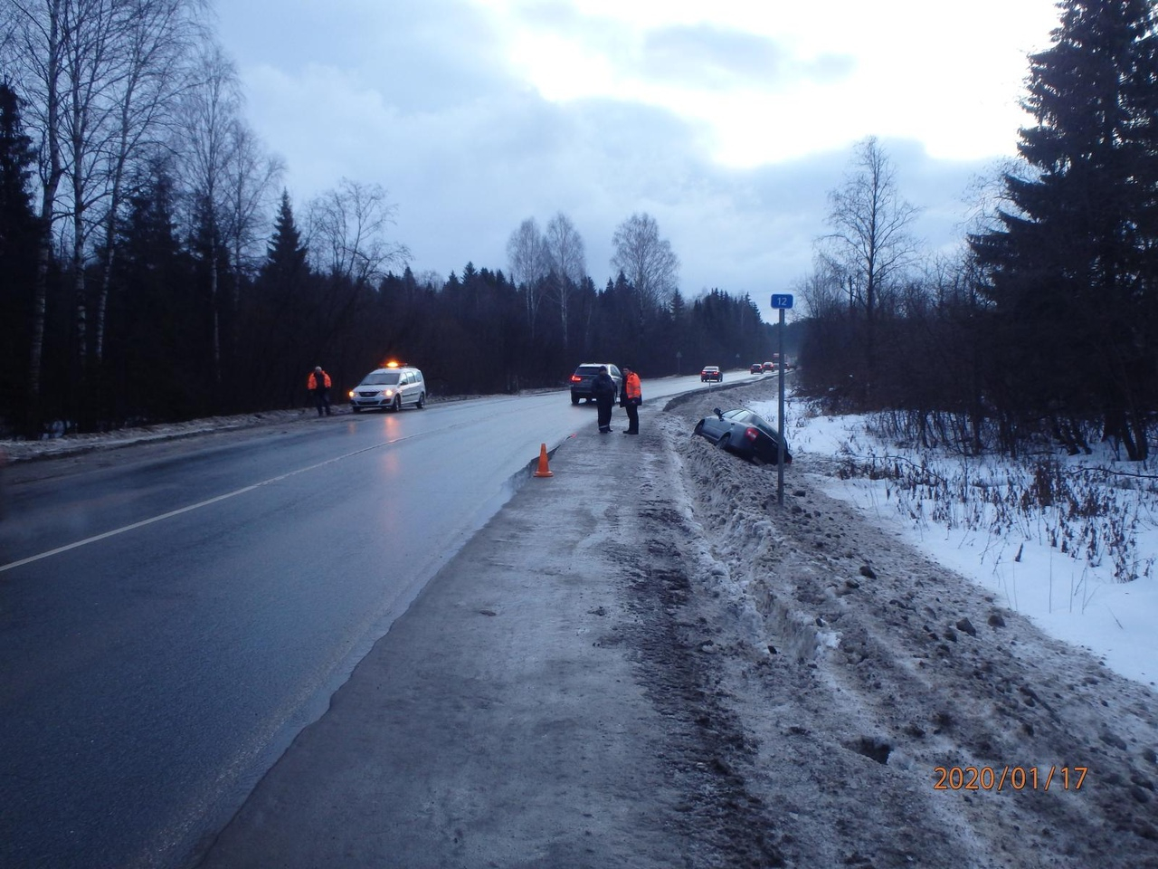 Утром на одном участке трассы в Чепецком районе сразу две машины вылетели в кювет