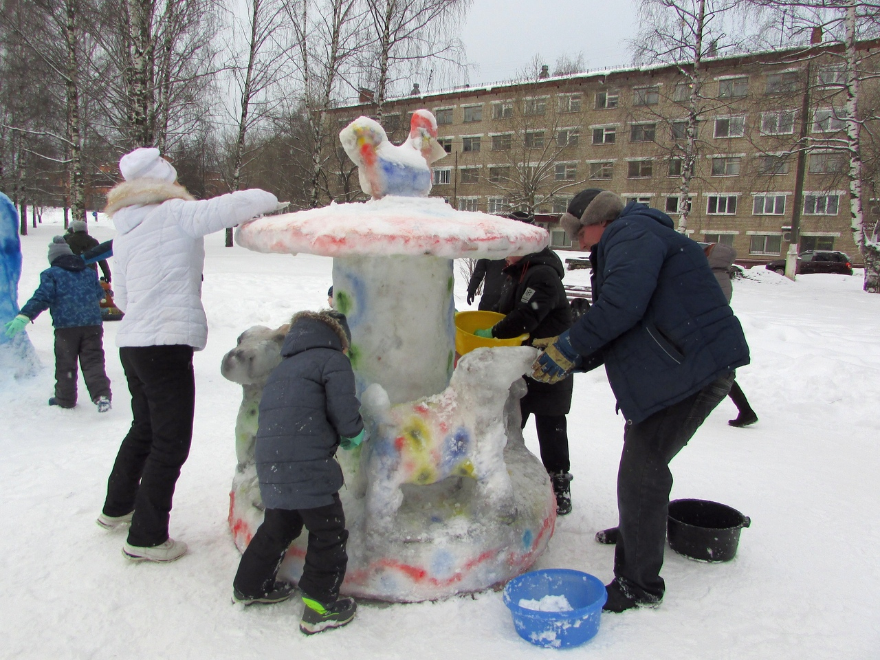 Добровольцы восстановили снежные фигуры в Кирово-Чепецке