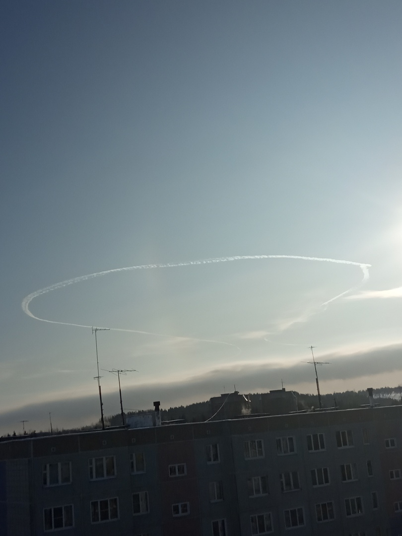 "Увидел эти линии, а через минуту - грохот": очевидцы о странном явлении в небе над Чепецком