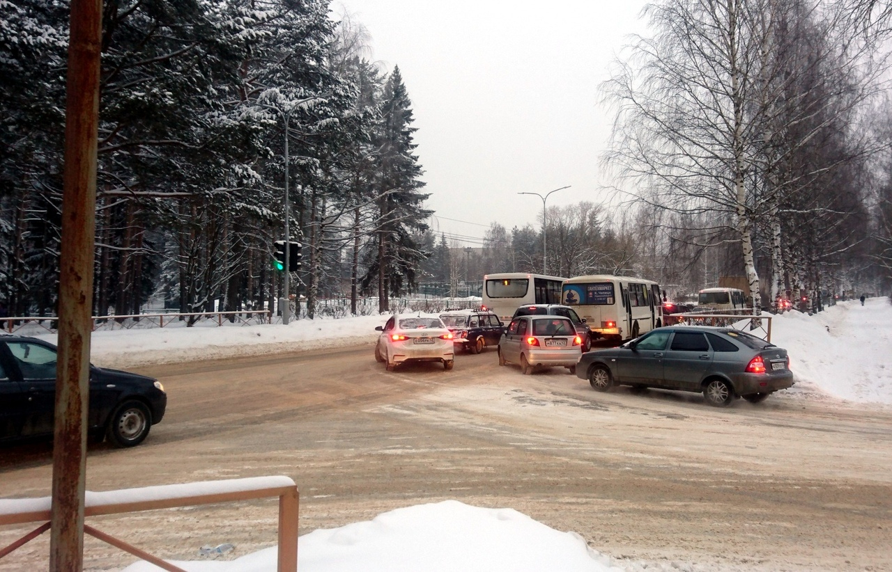 Из-за утреннего ДТП «встали» несколько улиц в Чепецке