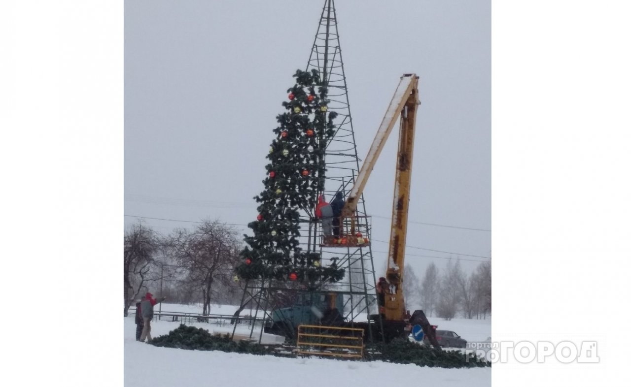 Фото дня: в Чепецке демонтируют главную городскую елку
