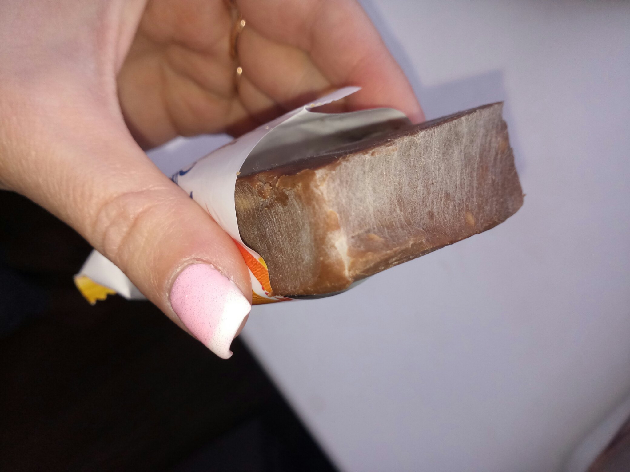 "Никогда такого не видела": чепчанка купила конфеты с неприятным сюрпризом