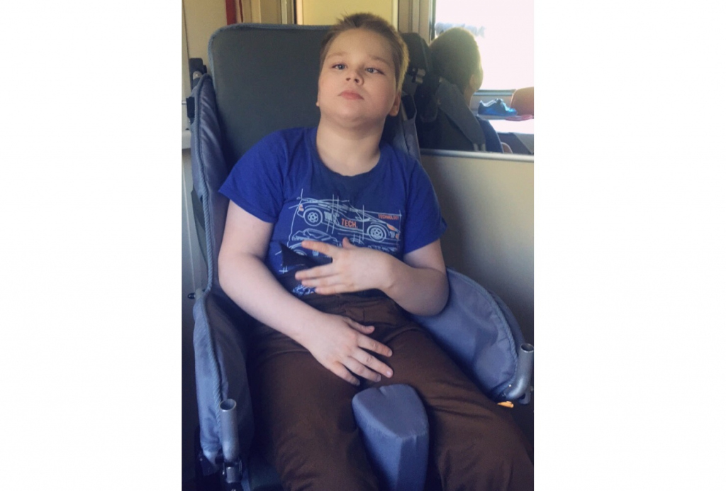 Не говорит и не понимает речь: 12-летнему мальчику с ДЦП из Котельнича нужна помощь