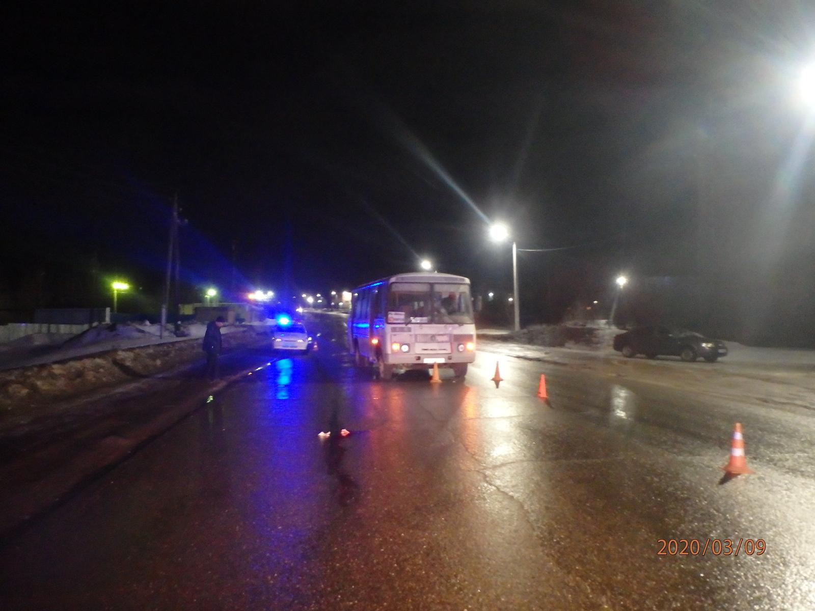 «На асфальте лужа крови и пластиковая бутылка»: в Чепецке автобус сбил мужчину