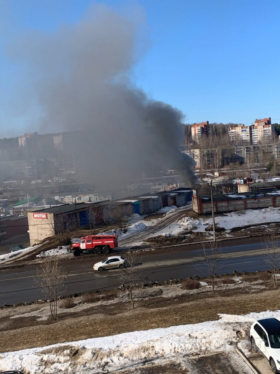 «Черный дым виден издалека»: в Чепецке полыхают деревянные гаражи
