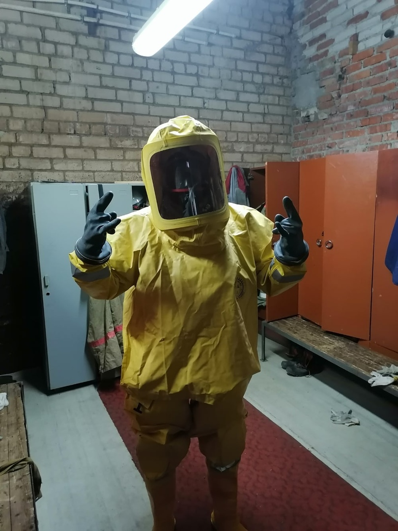 Фото дня: чепчане носят костюмы и противогазы для защиты от инфекций