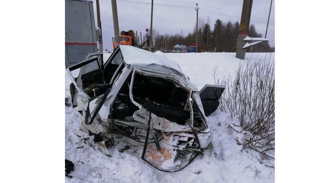В Кировской области при столкновении ВАЗа и поезда погибла девушка