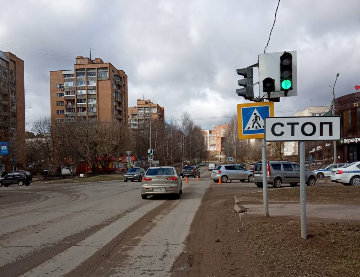 Утром в Чепецке столкнулись две иномарки: пострадала девушка-водитель