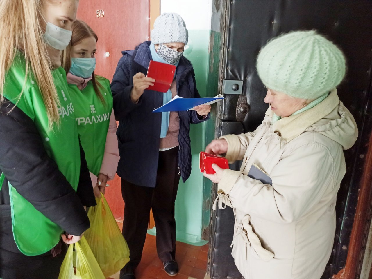 Волонтеры «УРАЛХИМа» и «ГалоПолимера» помогают ветеранам Кирово-Чепецка