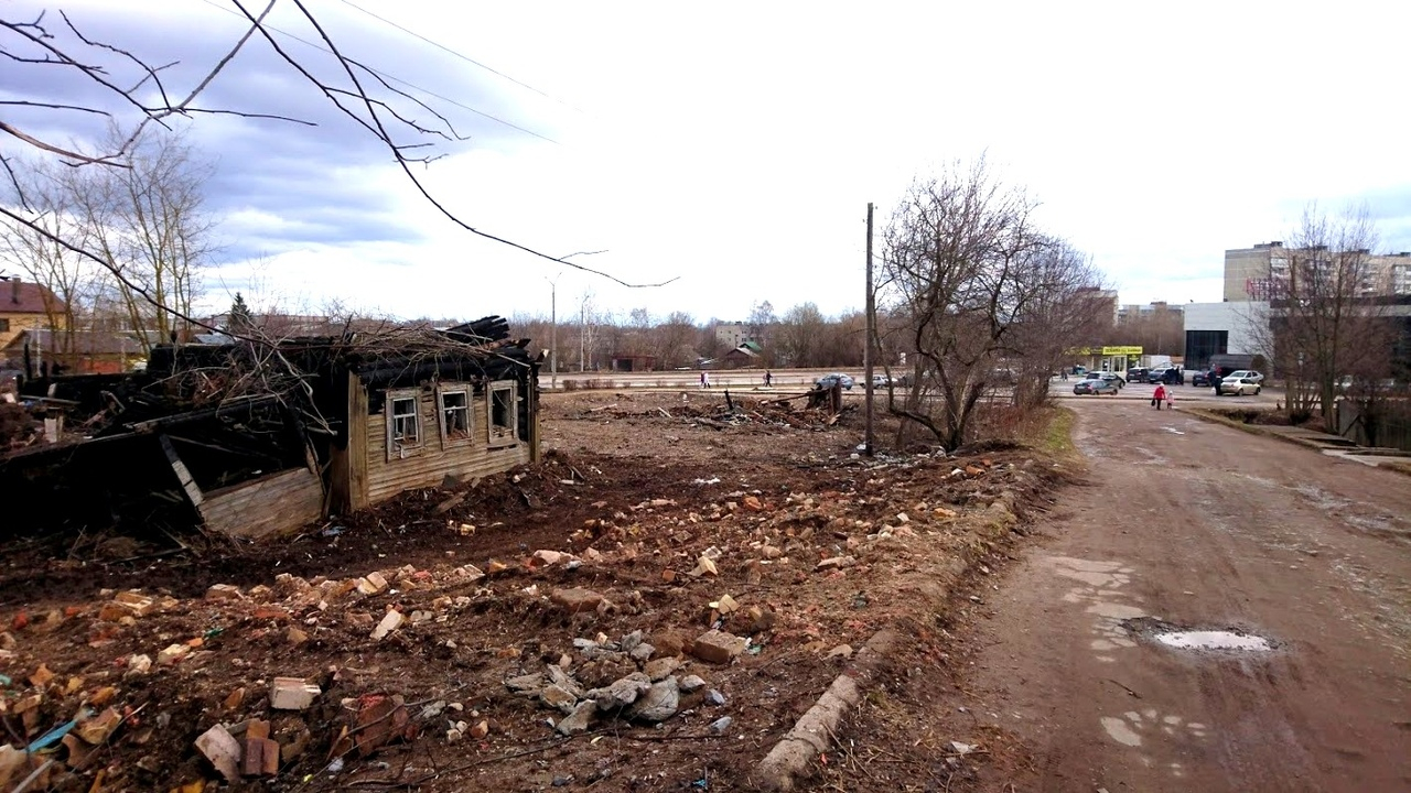 «Вся Россия – в одном фото»: чепчане жалуются на разрушенный дом на городском проспекте