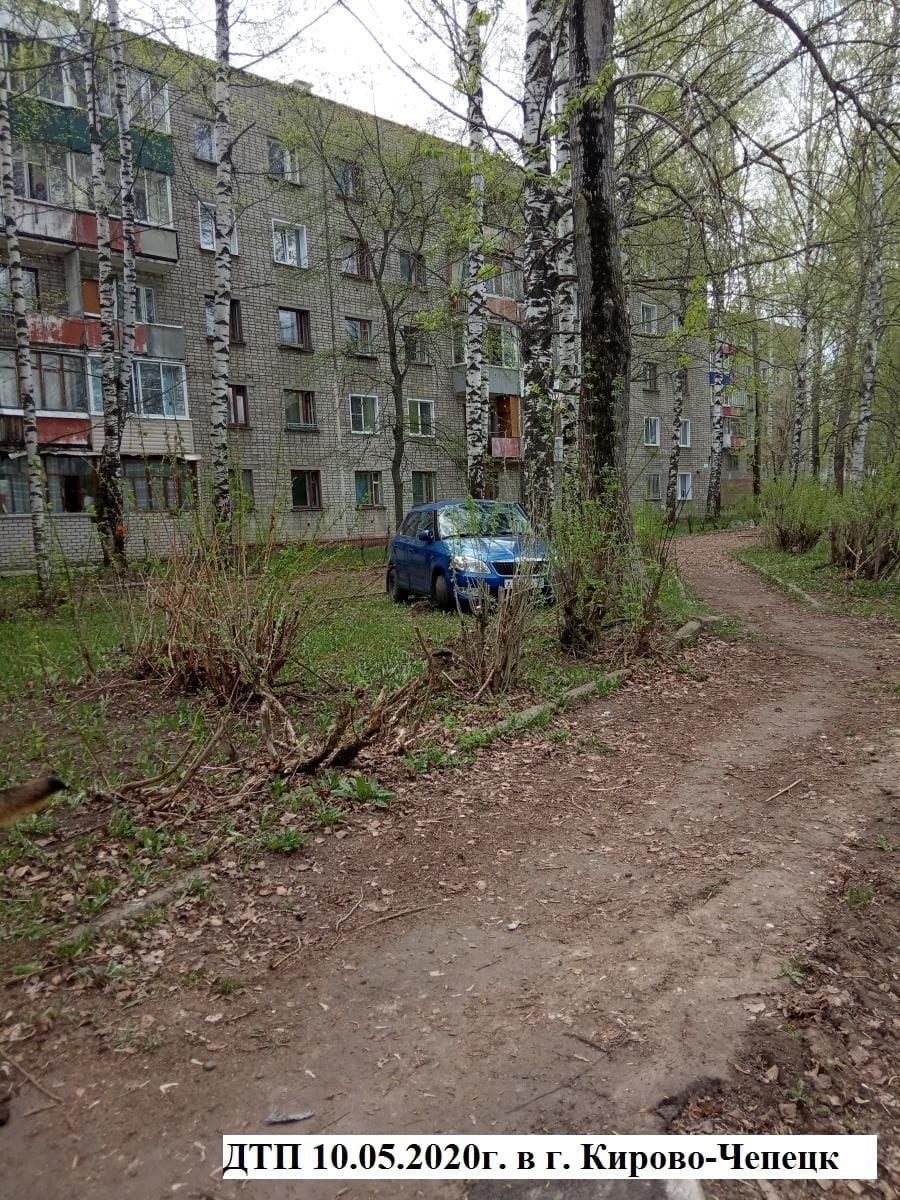 Во дворе дома на Терещенко водитель «Шкоды» протаранил бордюр и дерево: авто перевернулось