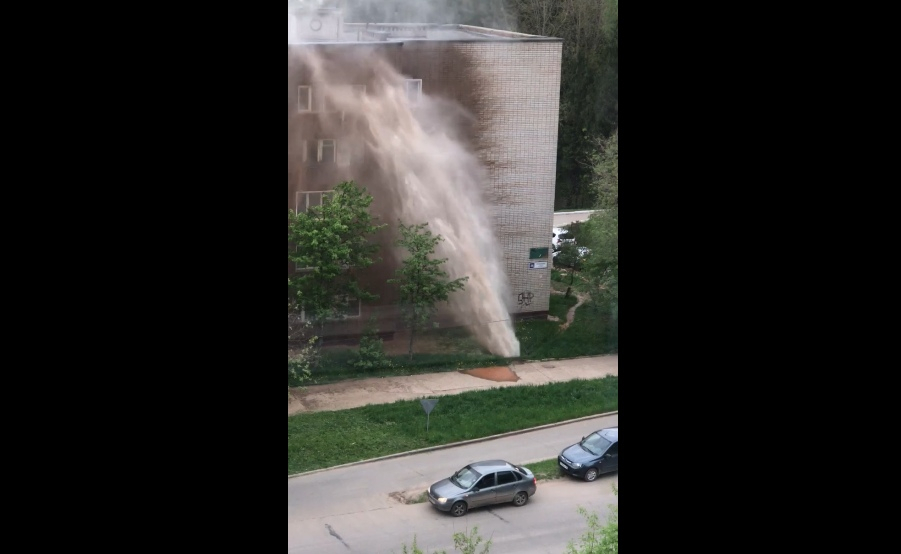 В Кирово-Чепецке во время гидравлических испытаний на жилой дом обрушился фонтан воды