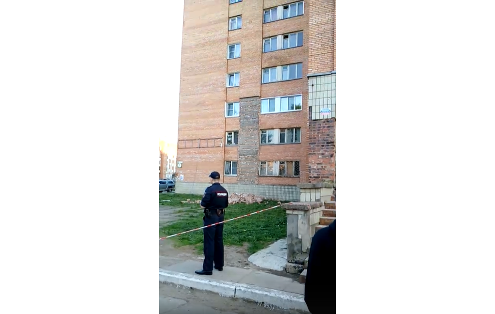 В Кирово-Чепецке на улице Сосновой обрушилась часть фасада дома